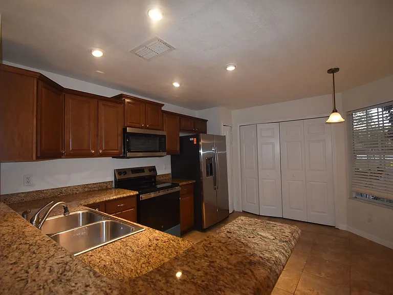 2620 Lancaster Ct — Photo 4
