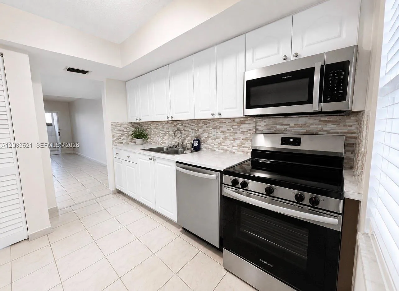 Lake Village Condo — Photo 4