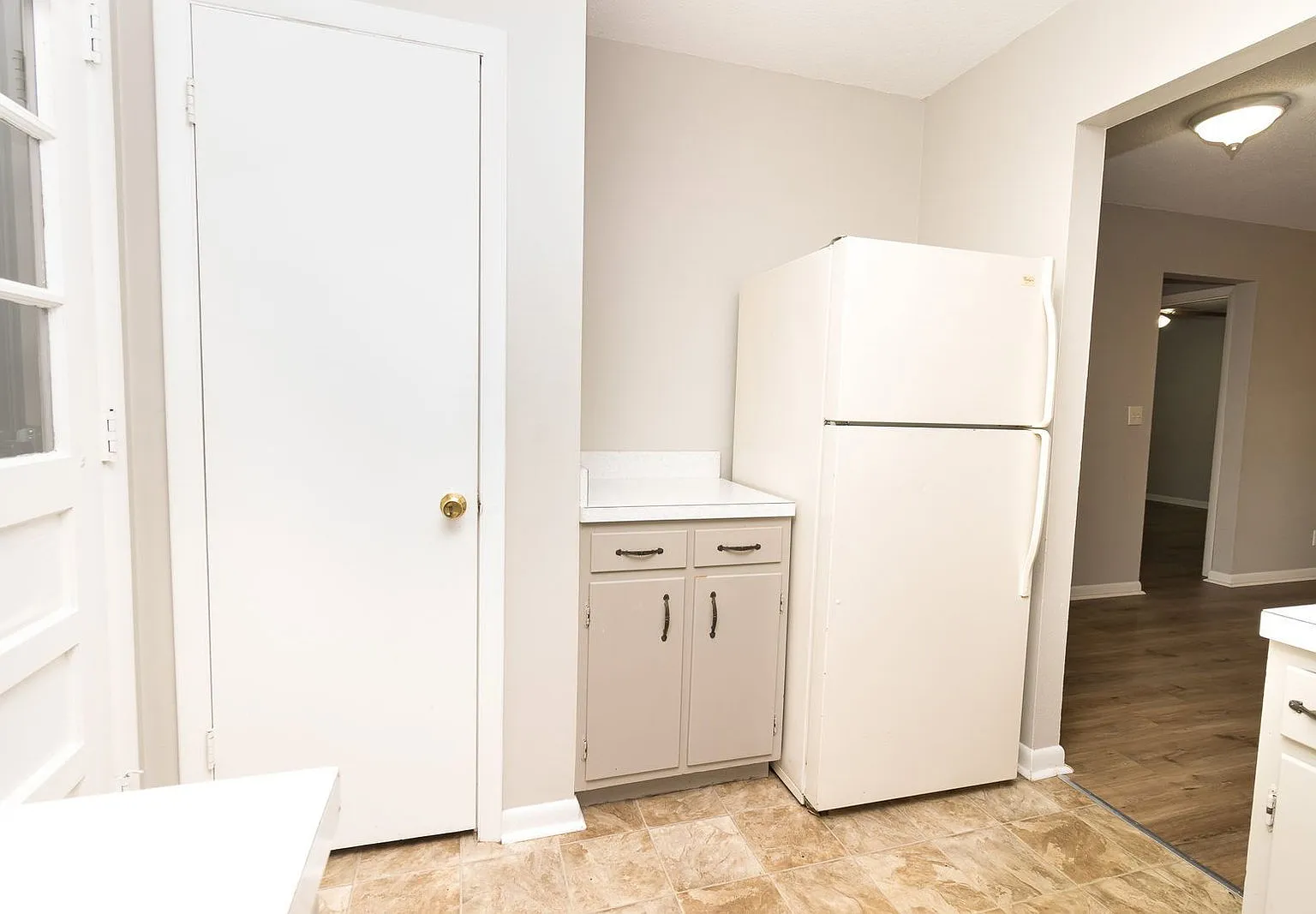 2 bed, 1.0 bath, 815 sqft, $1,125 — Photo 3