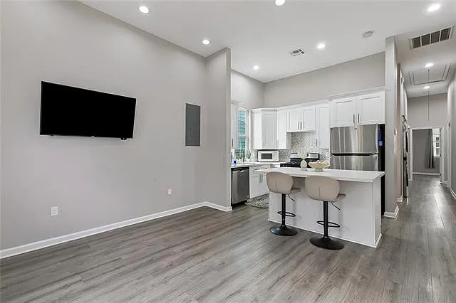 3 bed, 2.0 bath, 1300 sqft, $2,000 — Photo 2