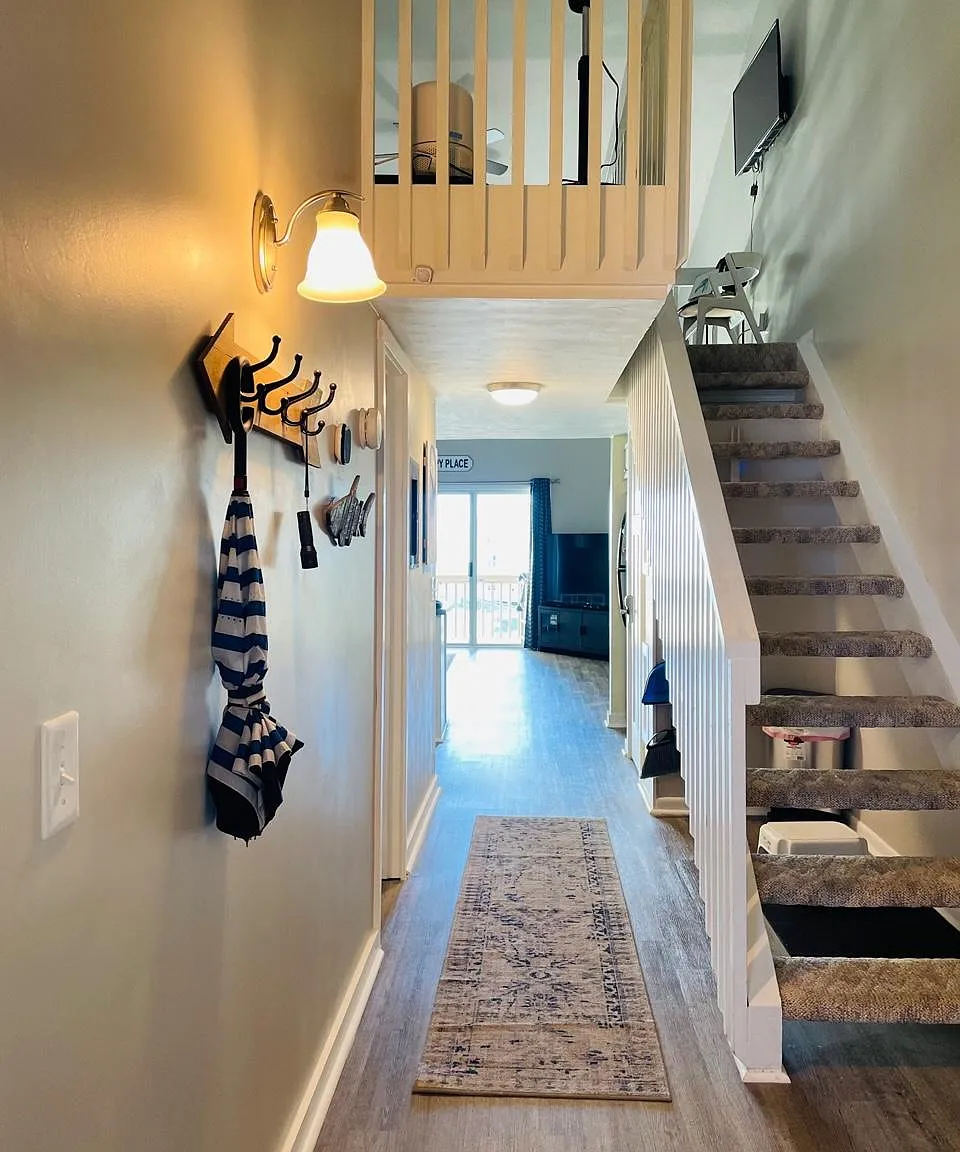 918 N New River Dr — Photo 4