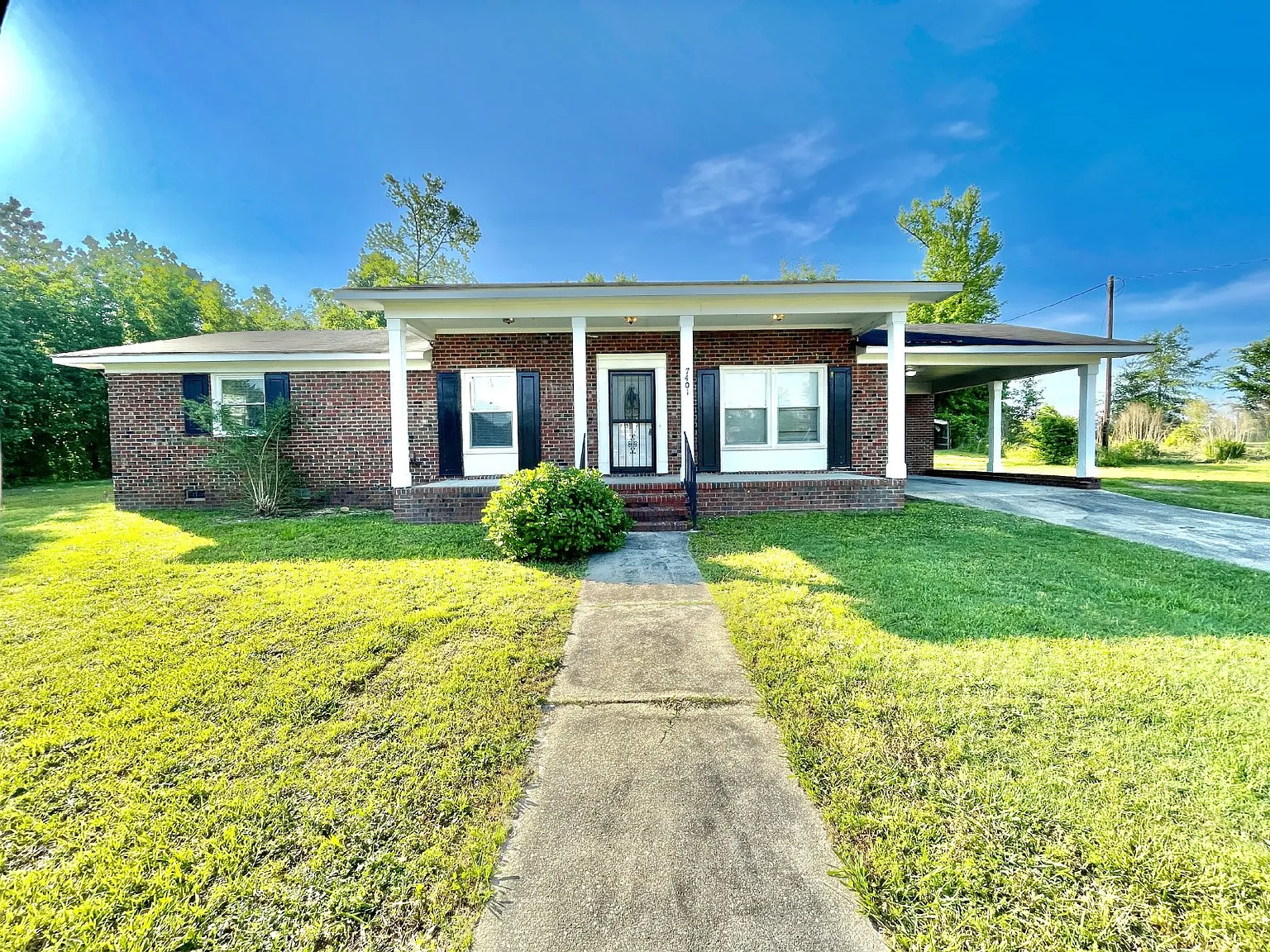 3 bed, 1.5 bath, 1300 sqft, $1,375 — Photo 1