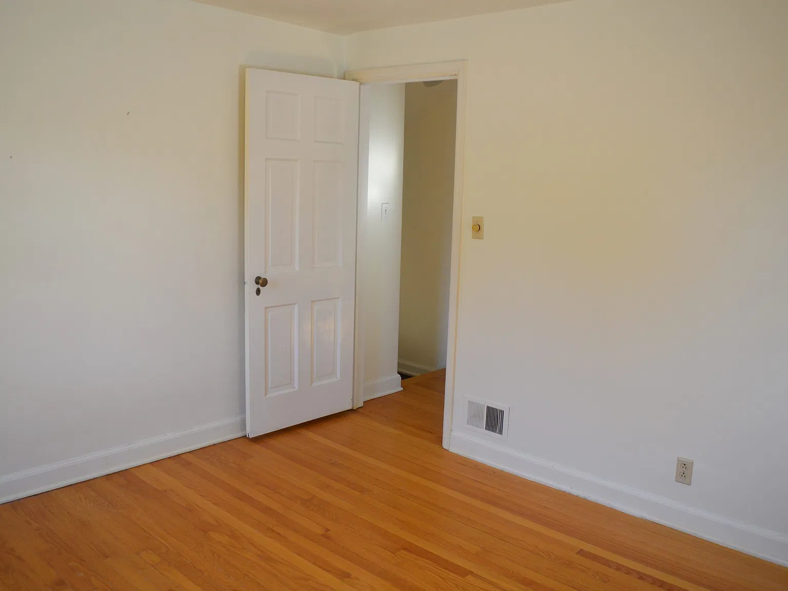 2 bed, 1090 sqft, $2,095 — Photo 3