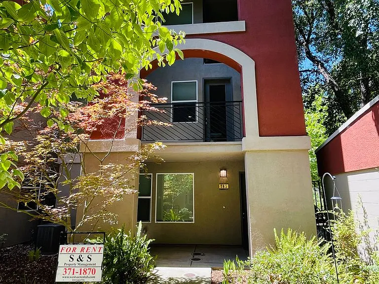 785 Carbon Ct — Photo 2