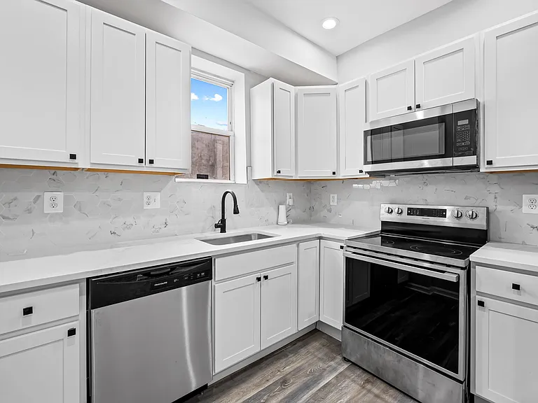 1918 E Lafayette Ave — Photo 2