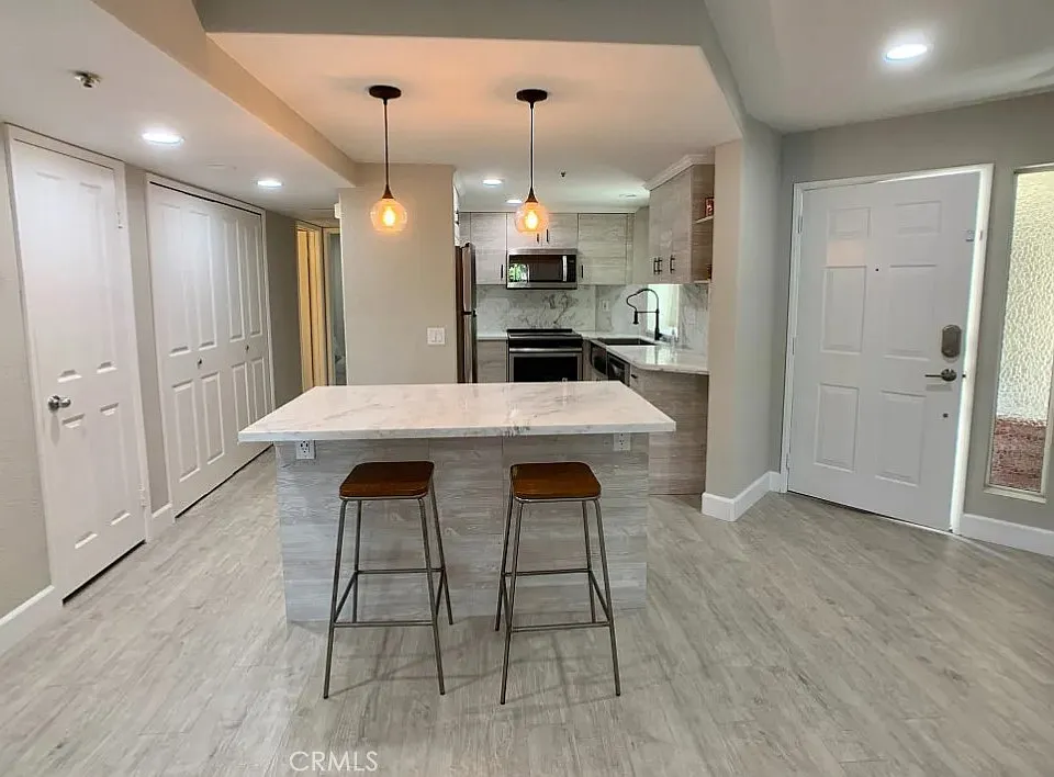 400 Lake St #103