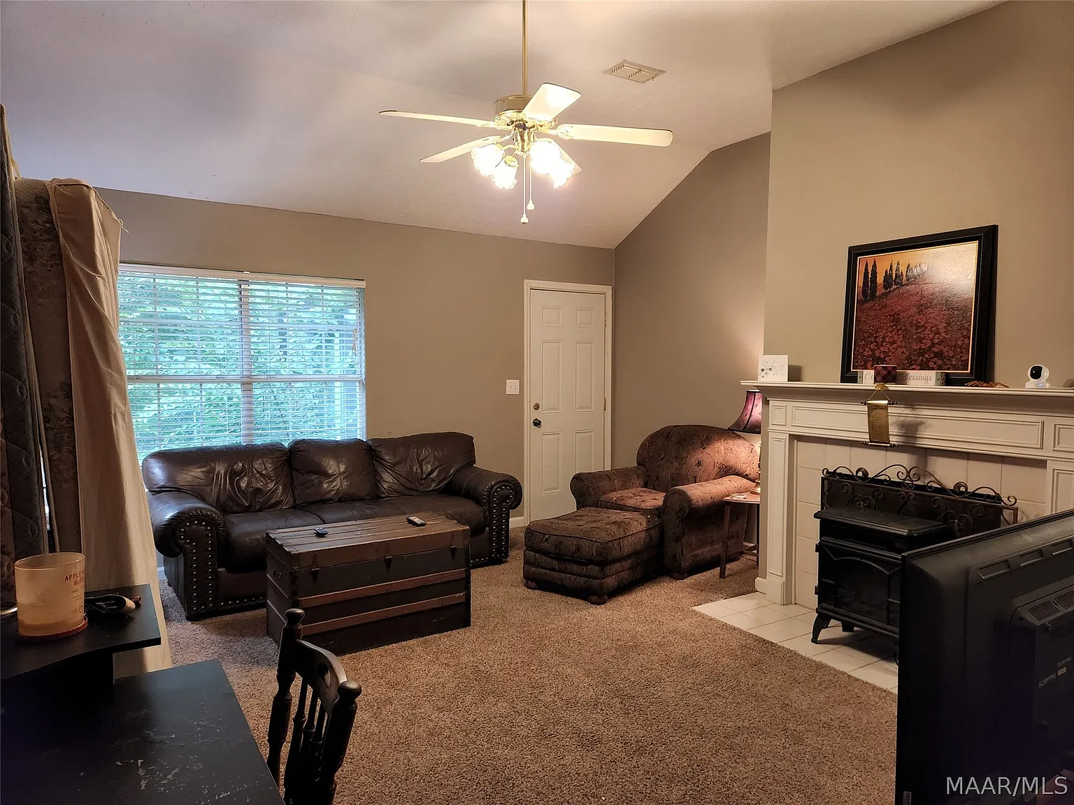 3 bed, 2.0 bath, 1249 sqft, $1,600 — Photo 3