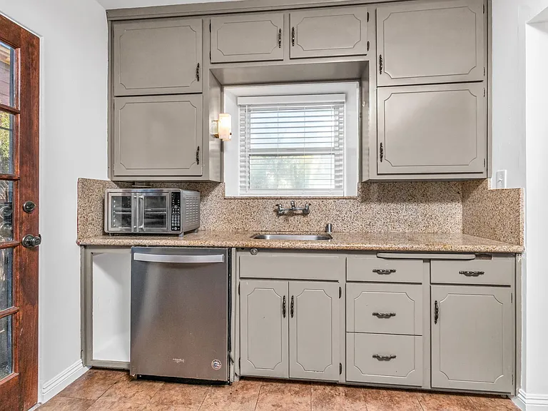 2235 Polk Ave — Photo 12