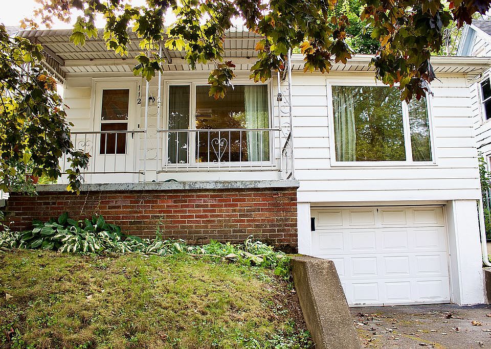 Front of the house w/garage