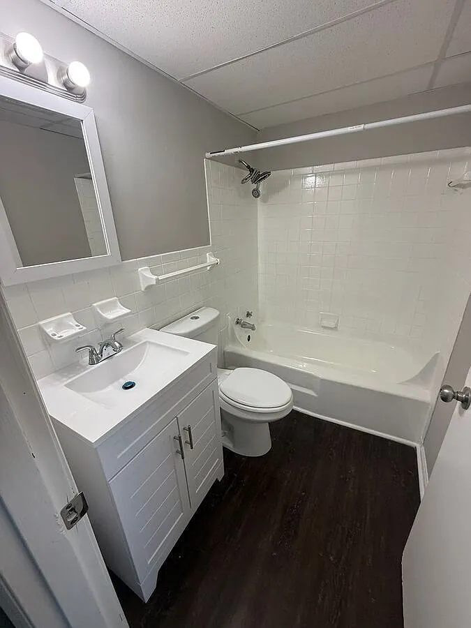 Building Photo - 208 Lakeshore Dr #1