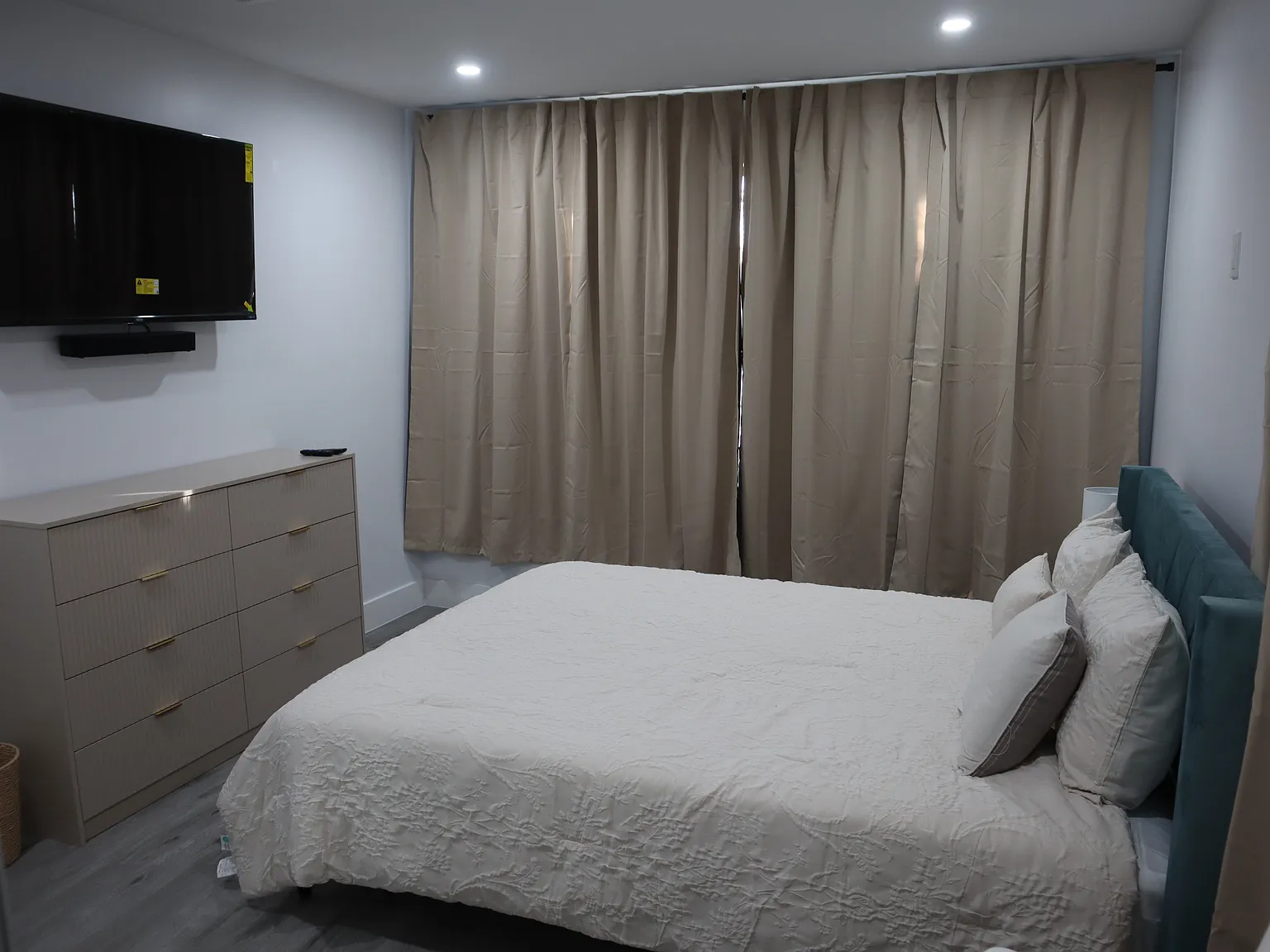 4 bed, 2400 sqft, $1,800 — Photo 2