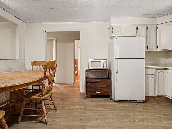 5th image of 421 E Division St