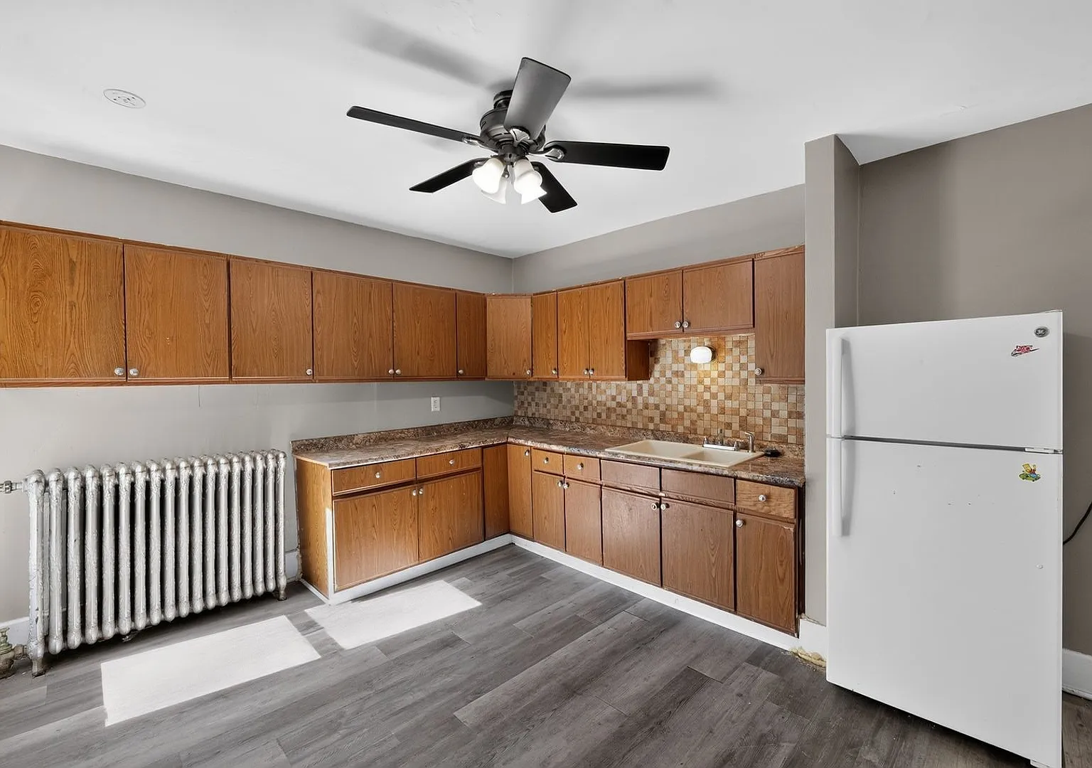 2 Bedroom Upper Unit Across from Rose Park — Photo 4