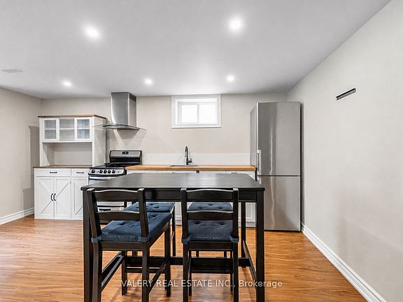 3rd image of 12 Arkley Cres #2