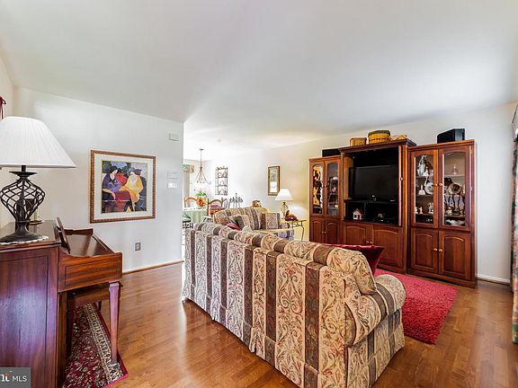 4th image of 219 E Green Valley Cir