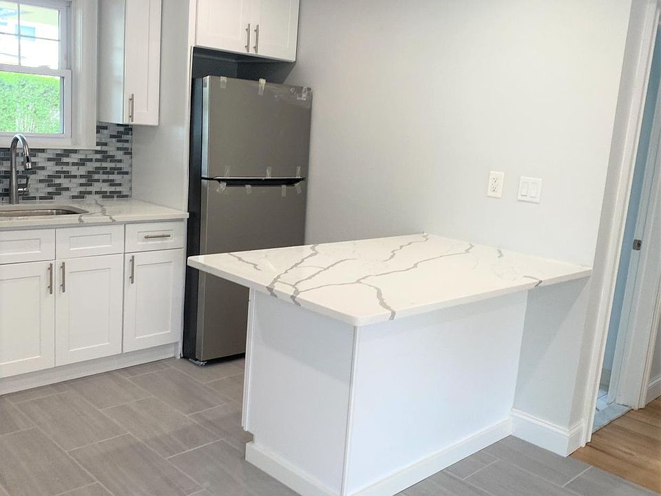 1st image of 40 Ambrose Pl