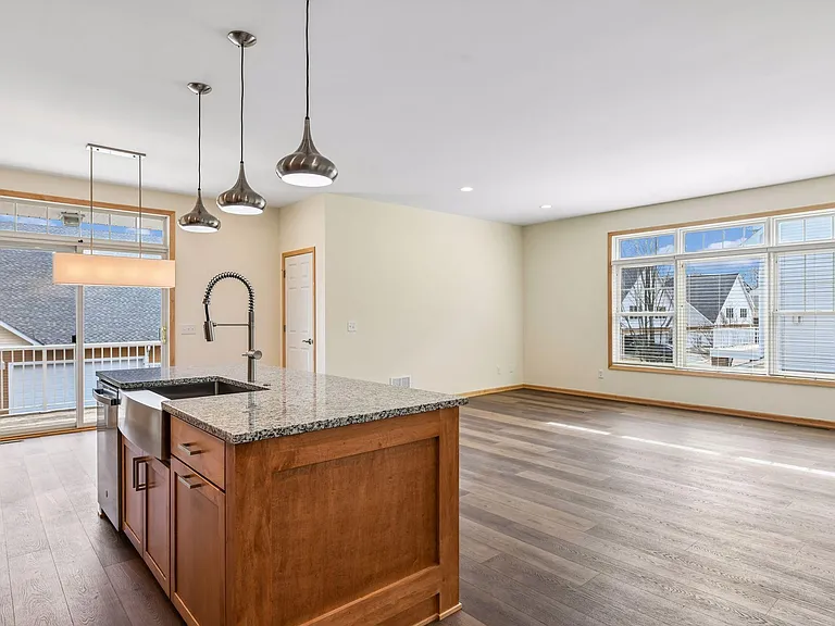 2121 Village Trl — Photo 8