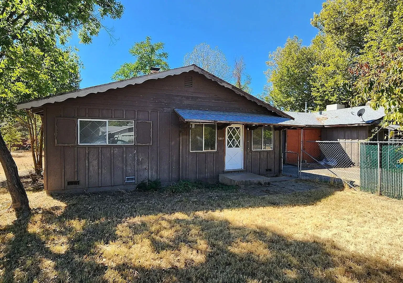 3 Bed 1.5 House With Fenced Yard — Photo 1