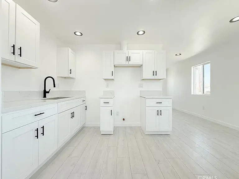 518 N Wilmington Ave — Photo 2