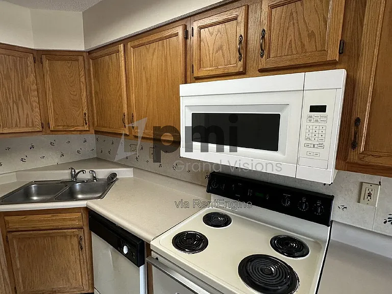 1306 Arthur Ave #12 — Photo 3
