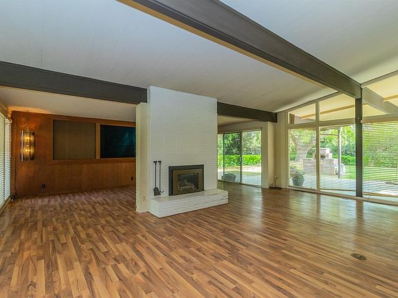 3rd image of 1015 W Alamos Ave