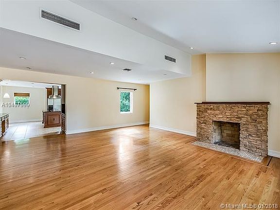 3rd image of 814 Medina Ave