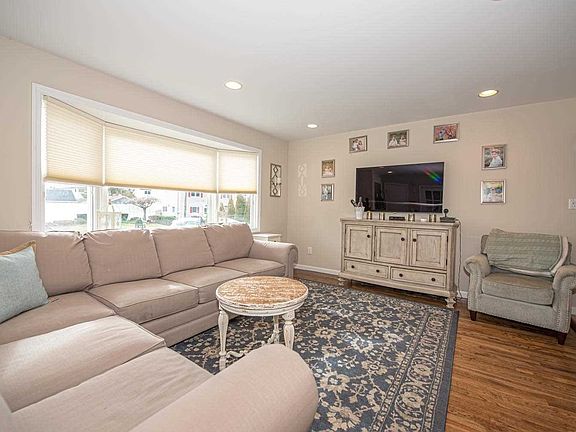 5th image of 183 Von Huenfeld St