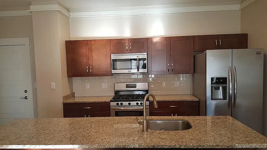 1 bed, 900 sqft, $2,400 — Photo 4