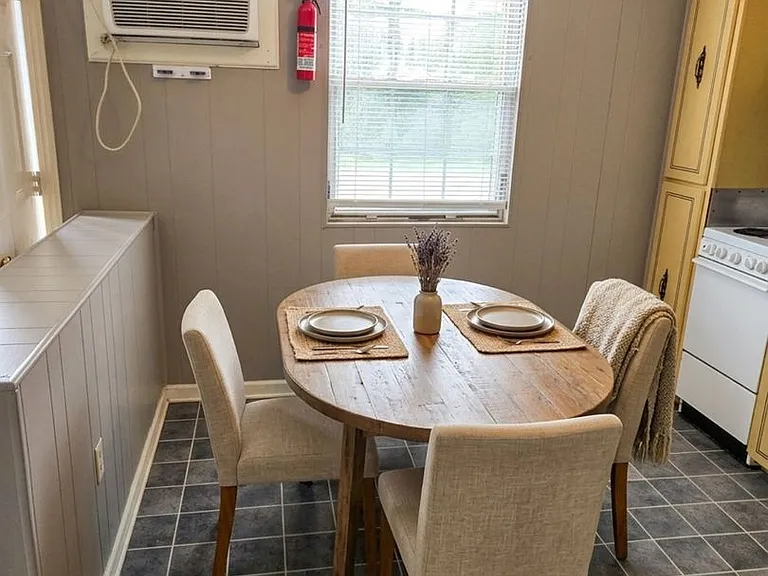 800 Crestview Dr — Photo 2