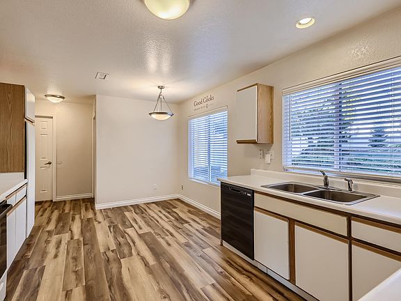 Kitchen w Breakfast Area