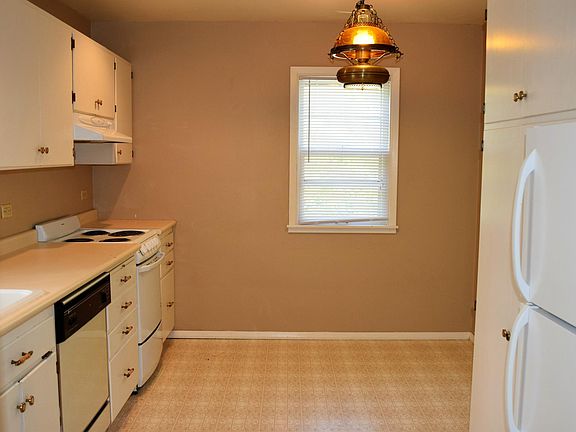 Cute kitchen with eat in dining space