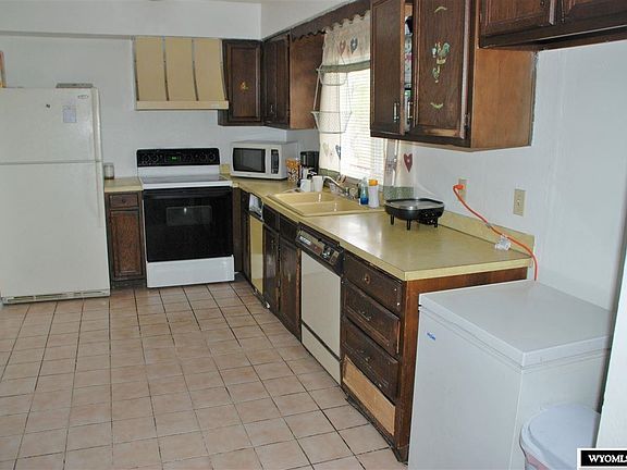 4th image of 301 Hillcrest Dr