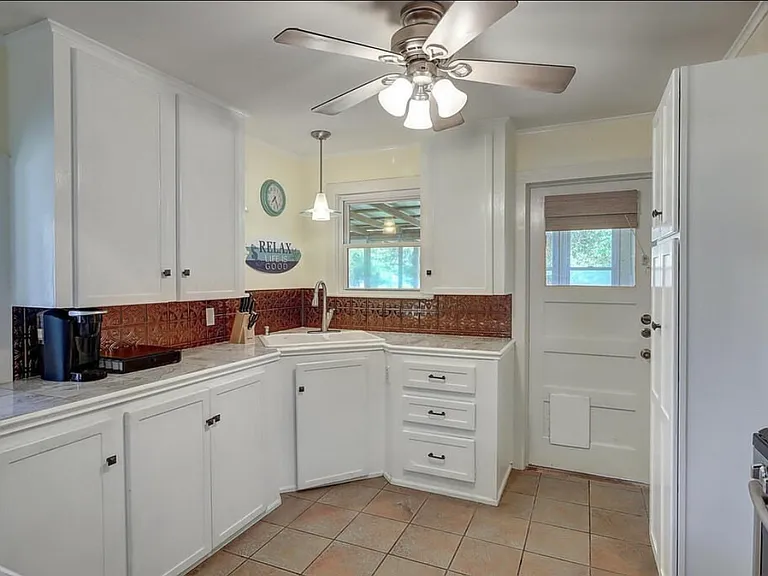 916 E Cedar St — Photo 9