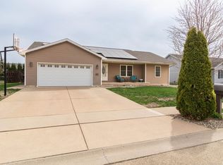 1808 Whitetail Ln, Pekin, IL 61554