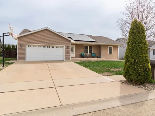 1808 Whitetail Ln, Pekin, IL 61554