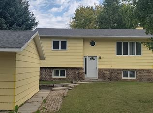 322 N 51st St, Grand Forks, ND 58203