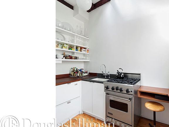 3rd image of 264 Clermont Ave #3