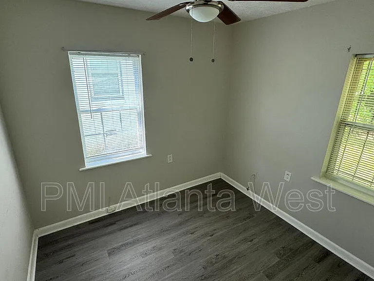 147 Lawton St SW — Photo 4