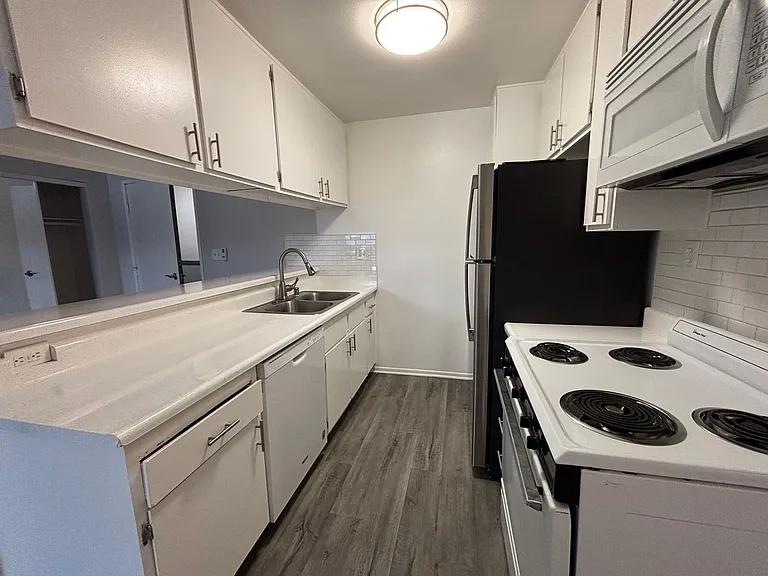 951 S. Oxford Ave. — Photo 32