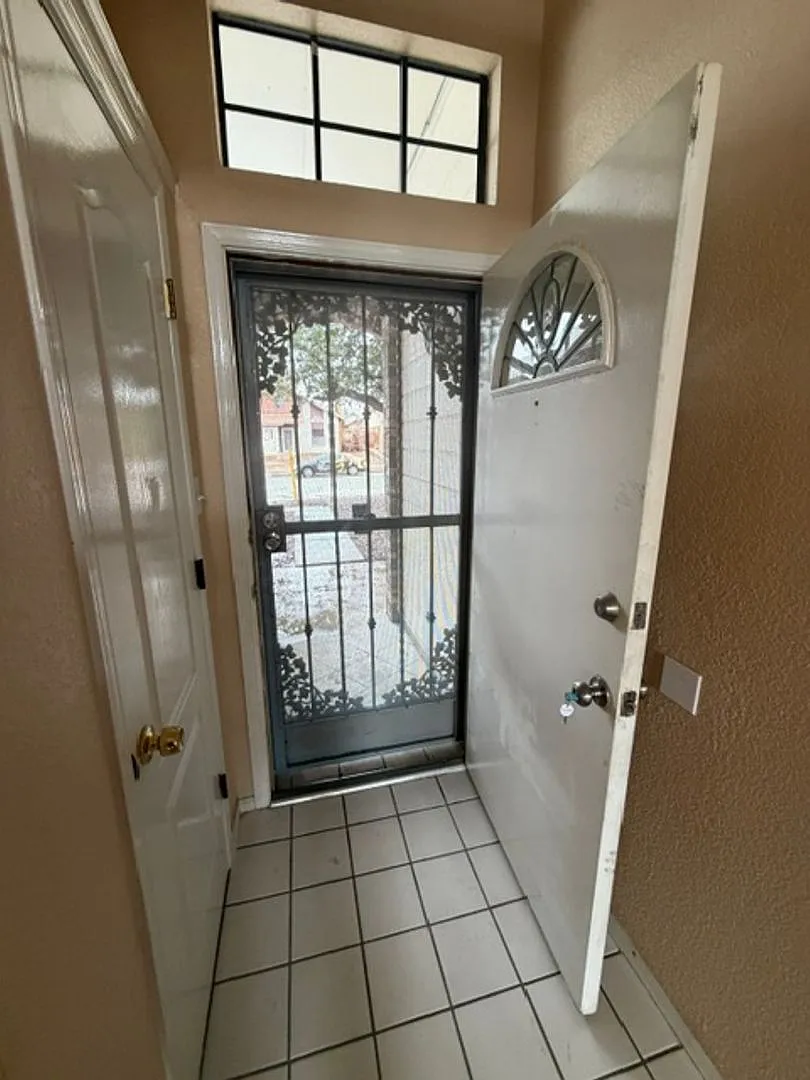 12158 Noel Espinoza — Photo 2