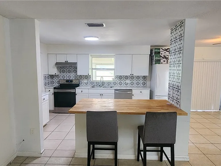 1005 E Jasmine Rd — Photo 2