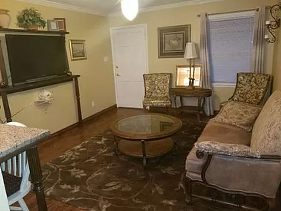 3rd image of 562 Westmoreland St #562
