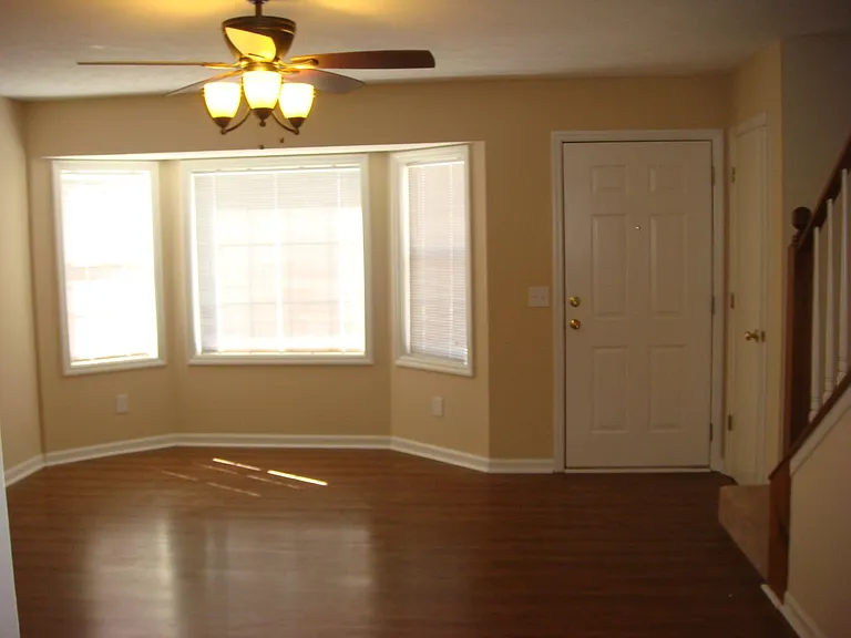 1042 Chinook St — Photo 3