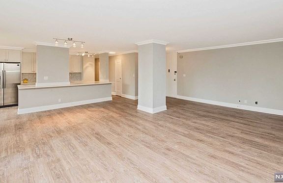 3rd image of 300 Winston Dr APT L08