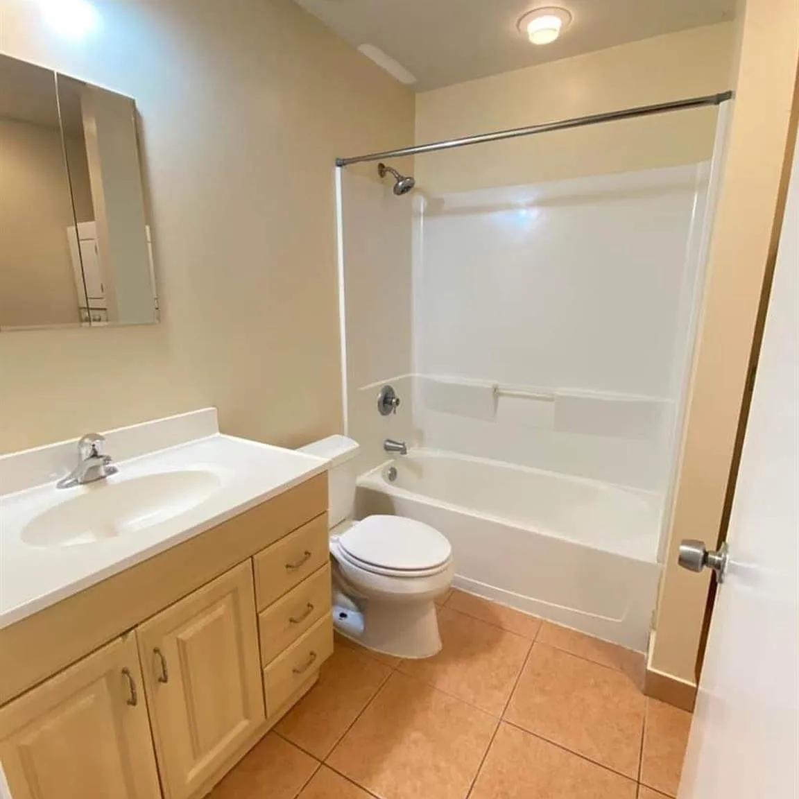 2 bed, 2.0 bath, 2352 sqft, $2,600 — Photo 2