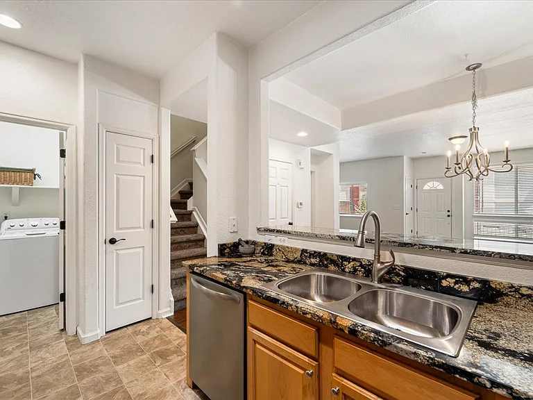4452 S Auckland Ct — Photo 9