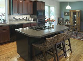 10713 SW Inverness Ct, Portland, OR 97219