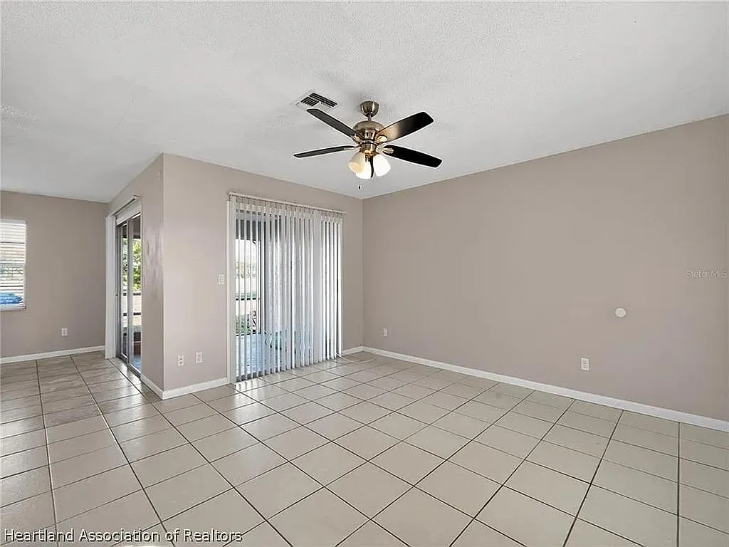 2 bed, 1.0 bath, 3792 sqft, $1,350 — Photo 3