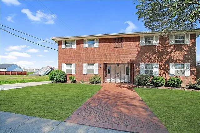 5 bed, 4.0 bath, 3700 sqft, $3,500 — Photo 2