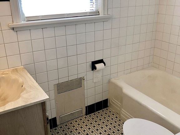 5th image of 1106 E Washington St APT 01